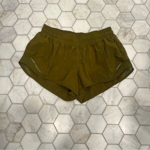 Lululemon Meadow Hotty Hot 8 2.5”